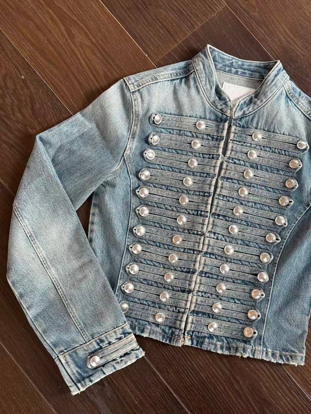 Product parameters – style, fabric, collar, closure, season, fit details