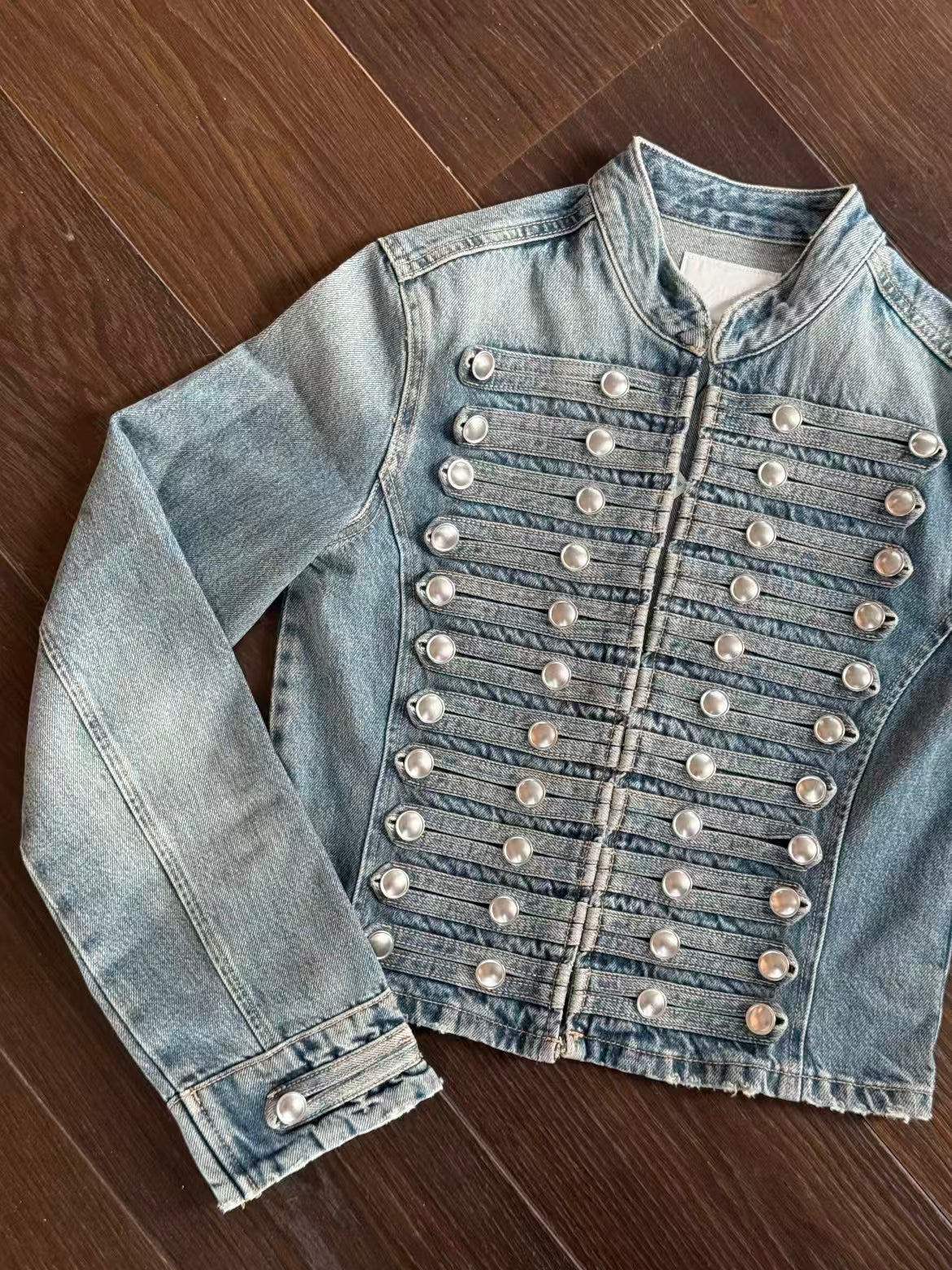 Product parameters – style, fabric, collar, closure, season, fit details